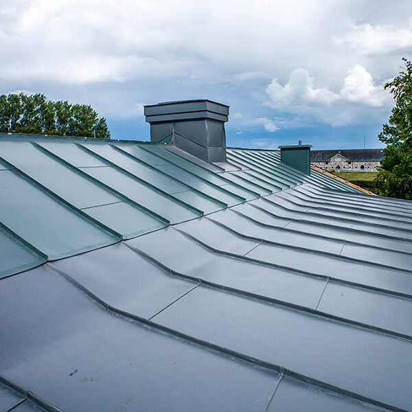 4. Lagga Bandtackt plat Dubbelfalsat Plattak trangsund huddinge 600x600