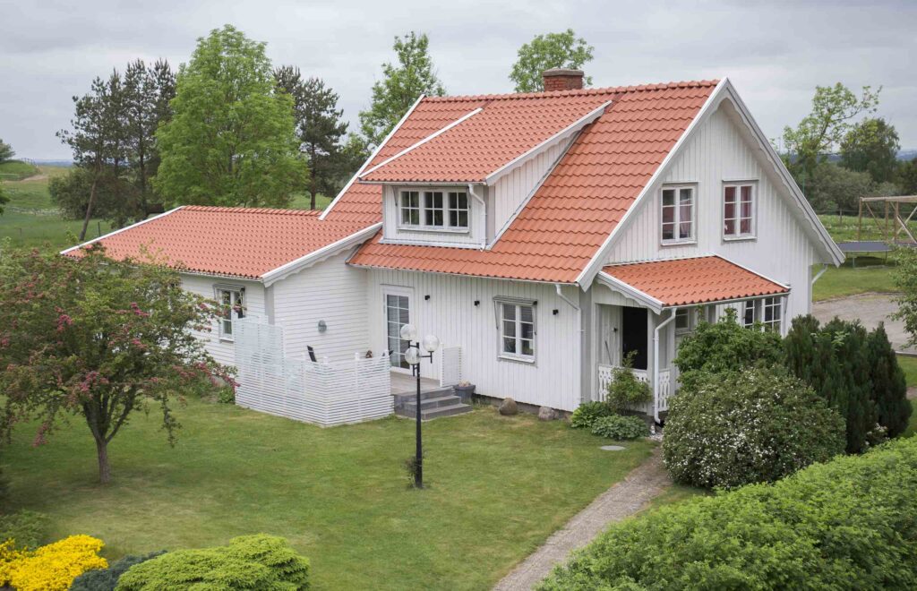 8. Ta╠etning av vattenskadat tegeltak pa╠e villa